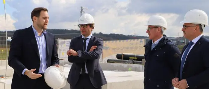 Ngen-CCO Matija Dolinar gab den Ehrengästen einen Überblick und führte durch die Anlage | Ngen-CCO Matija Dolinar gab den Ehrengästen einen Überblick und führte durch die Anlage. Die ersten Fundamente des Rekordbatteriespeichers sind bereits fertig