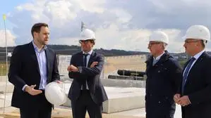 Ngen-CCO Matija Dolinar gab den Ehrengästen einen Überblick und führte durch die Anlage | Ngen-CCO Matija Dolinar gab den Ehrengästen einen Überblick und führte durch die Anlage. Die ersten Fundamente des Rekordbatteriespeichers sind bereits fertig