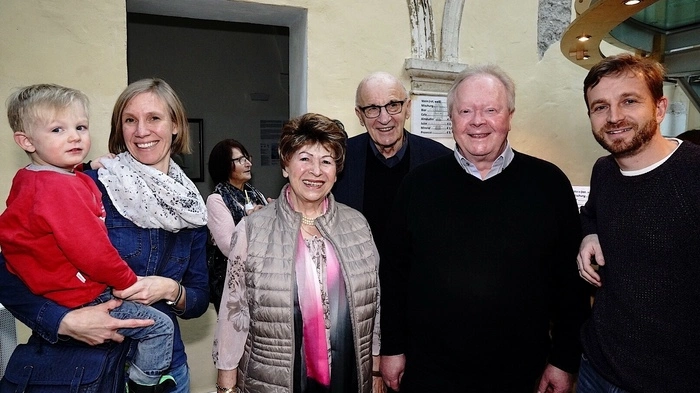 Gründervater Hellmuth Drewes - mit Gattin Gerlinde - freut sich mit Obmann Walter Steiner sowie dem Ehepaar Eva und Bernhard Wolfsgruber über die gelungene Nachwuchssängerarbeit in Spittal