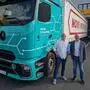 Niceshops-Gründer Roland Fink und Schauperl-Geschäftsführer Gerhard Schauperl vor einem E-Lkw