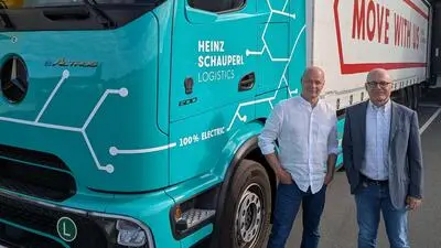 Niceshops-Gründer Roland Fink und Schauperl-Geschäftsführer Gerhard Schauperl vor einem E-Lkw
