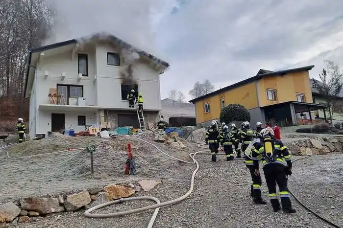 Die Freiwilligen Feuerwehren Labuch, Ludersdorf und Gleisdorf waren mit 56 Kameradinnen und Kameraden und neun Fahrzeugen im Einsatz.
