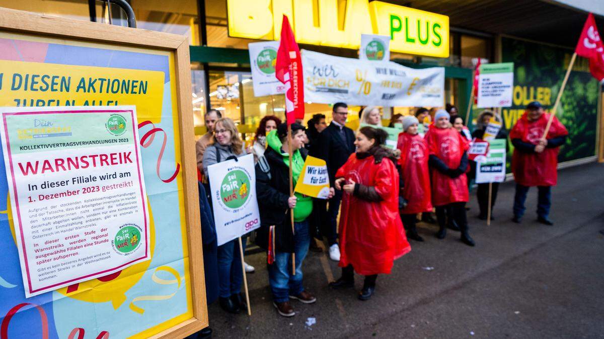 Warnstreik im Handel vor einer Supermarkt-Filiale in Wien  | Warnstreik im Handel vor einer Supermarktfiliale in Wien 