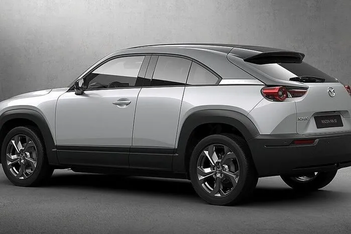 Aber es wäre auch kein Mazda, würde er nicht seinen eigenen Weg gehen – man strebt nämlich absichtlich keinen neuen Reichweiten-Rekord an.