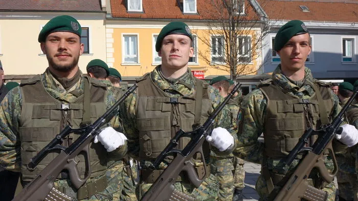Junge Rekruten bei der Angelobung am Knittelfelder Hauptplatz