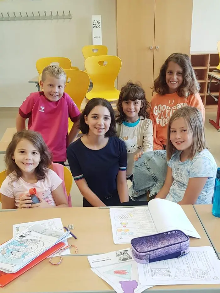 Antonia Zitterer (Mitte) unterstützt als "Buddy" den Unterricht