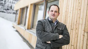 Holzbaumeister Franz Roth junior vor dem Zubau 