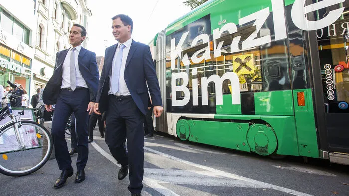 35 Tickets für die Kanzler-Bim wurden bei der Abfahrtshaltestelle am Jakominiplatz ausgegeben. Die übrigen Plätze waren für zusteigende Gäste sowie die Entourage des Kanzlers - darunter etwa LHStv. Michael Schickhofer (SPÖ) - sowie Medienleute reserviert.