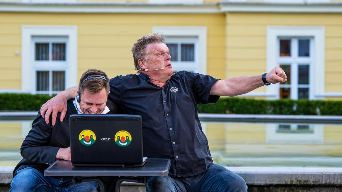 Sommerkabarett in besonderem Ambiente wird auf dem Hauptplatz von Bad Gleichenberg geboten, unter anderem mit Günther Gaber (r.)