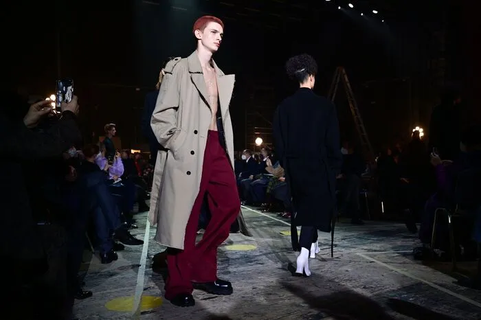 räsentieren wird sich auch die Top-Riege der italienischen Mode etwa mit Giorgio Armani, Versace, Prada und Gucci. Nach einigen Jahren Abwesenheit werden die Brands Bottega Veneta, Diesel, Trussardi und Plein Sport wieder in Mailand präsent sein.