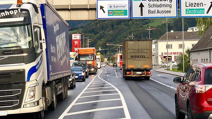 Sieben kurzfristige Projekte sollen bis 2023 realisiert werden, bis 2029 soll der Ausbau der gesamten Strecke fertig sein. Land setzt dabei auf Entflechtung von regionalem und Durchzugsverkehr. Lösung für Liezen steht noch aus.