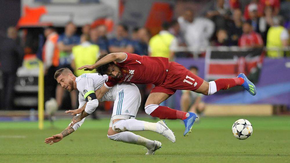 Die Szene, von der noch lange gesprochen wurde: Sergio Ramos (links) foulte Mo Salah