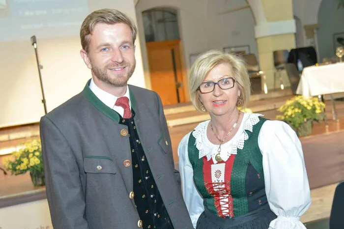 Chorleiter Bernhard Wolfsgruber und Elisabeth Sengseis.