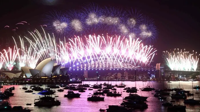 In Sydney erleuchtet das Silvester-Feuerwerk das berühmte Opernhaus
