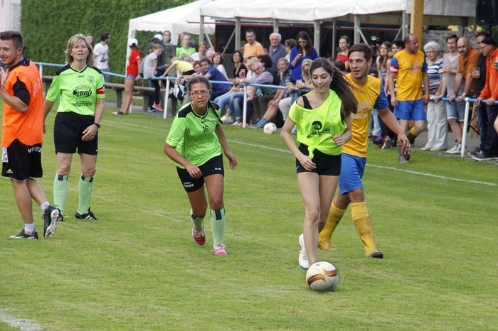 ....gegen eine ausgesprochen sportliche Frauenmannschaft.
