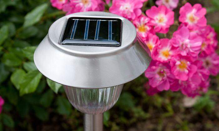 Umweltfreundlich und preiswert im Betrieb ist eine solarbetriebene Gartenbeleuchtung.