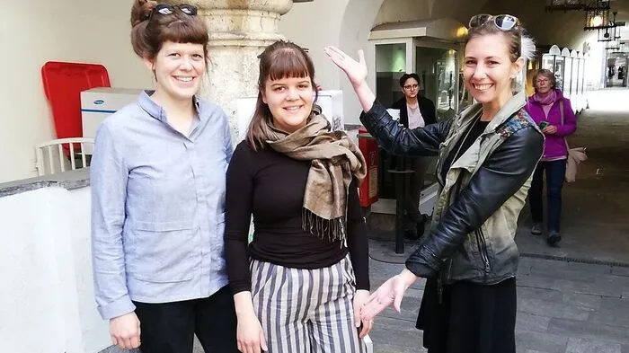 Silvia Stocker und Marie Nemeth, zwei Jungdesignerinnen aus Wien mit Tanja Tiefenbach von "Offline" 