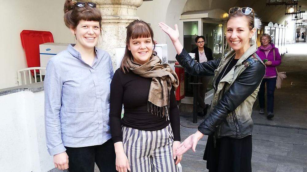 Silvia Stocker und Marie Nemeth, zwei Jungdesignerinnen aus Wien mit Tanja Tiefenbach von &quot;Offline&quot; 