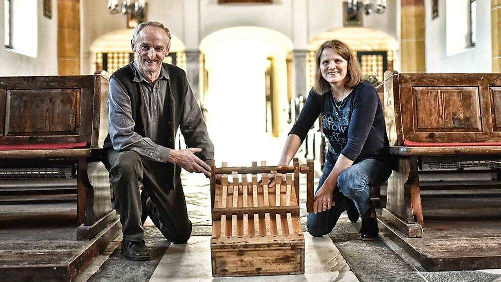 Maria und Peter Janz ersetzen zu Ostern mit der Ratsche die Kirchenglocken