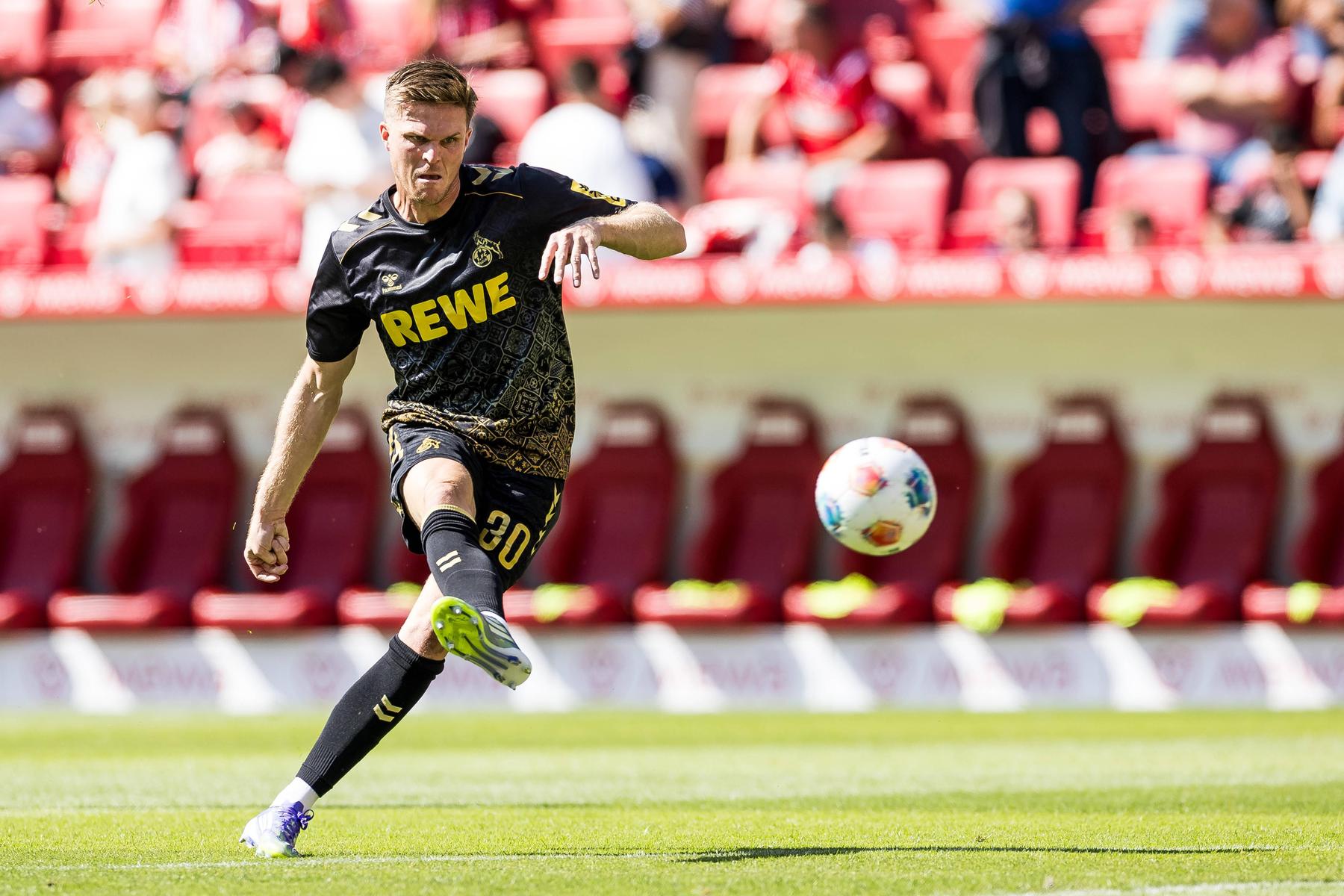 Deutsche Bundesliga: Aufsteiger Köln gewinnt - Trainer Lukas Kwasniok sorgt für kuriose Szenen