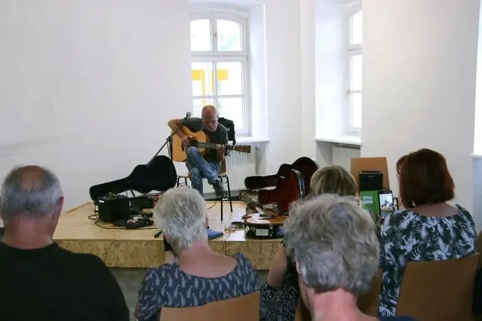 Der Künstler, der heuer seinen 70. Geburtstag und sein 50-jähriges Bühnenjubiläum feiert, begeisterte seine Fans mit seinen vielseitigen Stücken, die von irischer Musik über Folk, New Age, Blues bis zu Barock-/Lautenmusik reichten.