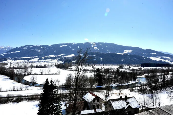 Alte Ennsschlinge südlich von Schloss Trautenfels, dahinter die heutige Enns