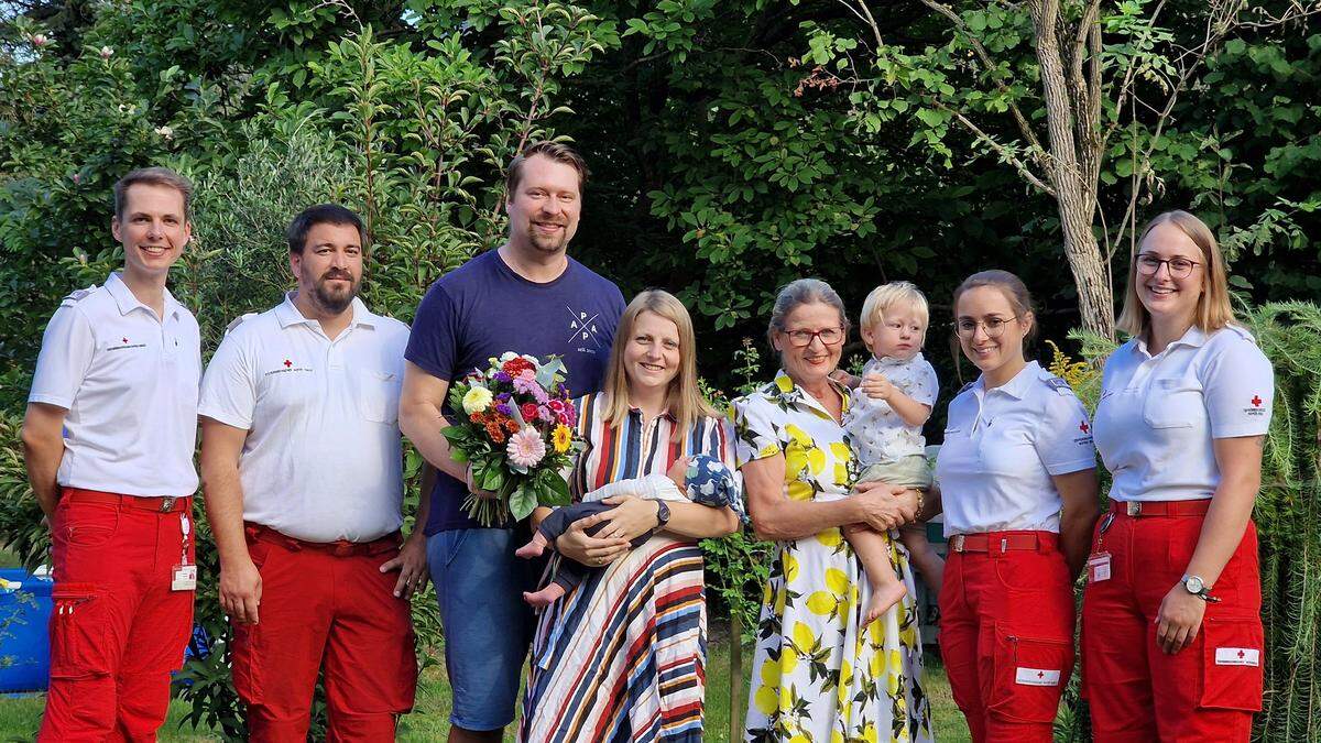 Gernot Vorraber (Rotes Kreuz Graz-Umgebung), Florian Ofner (Rettungsleitstelle Steiermark), Nils und Anna Lietzow-Wellenhof mit Baby Mathilda, Astrid Hofmann-Wellenhof mit Enkelsohn Oskar, Felizitas Hermann und Maria Prietl (beide Rotes Kreuz Graz-Umgebung)