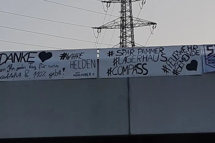 Der Hobbyfußballverein STT Mühlhofer 1969 dankt in Stallhofen mit Plakaten unter anderem den Angestellten von Lagerhaus, Spar Pammer, der Feuerwehr, der Gemeinde und Compass für ihren Einsatz.