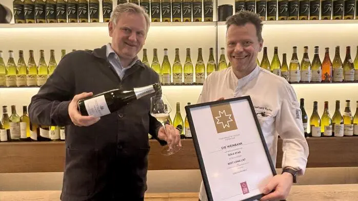 Christian Zach und Gerhard Fuchs freuen sich über den Gold Star