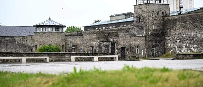 Aussenansicht und Eingangstor der KZ-Gedenkstätte Mauthausen