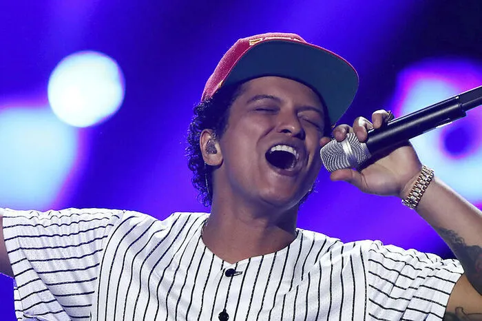 Sänger Bruno Mars war mit acht Nominierungen als Favorit in die Verleihung gegangen, konnte aber aufgrund seiner Welttournee nicht live dabei sein. Für die Auszeichnung als bester Künstler bedankte er sich per Video.