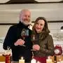 Ein Ehepaar prostet mit zwei Gläsern Wein auf Weihnachten an  | Haubenkoch Josef Trippolt mit seiner Frau Silvia 