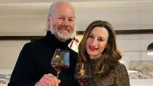 Ein Ehepaar prostet mit zwei Gläsern Wein auf Weihnachten an  | Haubenkoch Josef Trippolt mit seiner Frau Silvia 
