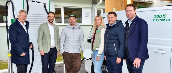 Sechs Personen lachen in die Kamera
