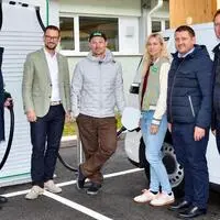 Bei der Eröffnung (von links): Leopold Astner, Sebastian Schuschnig, Alexander und Sabine Payer, Alexander Jordan und Reinhard Draxler