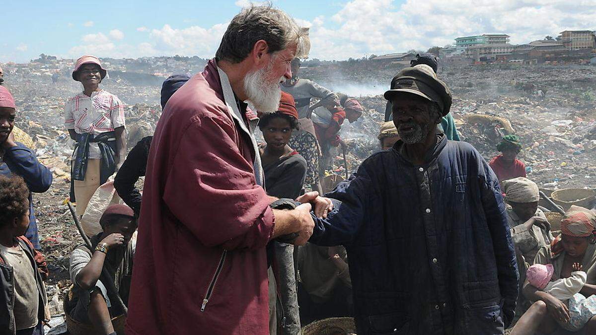 Pater Pedro Opeka bei den „Müllmenschen“ in Madagaskar