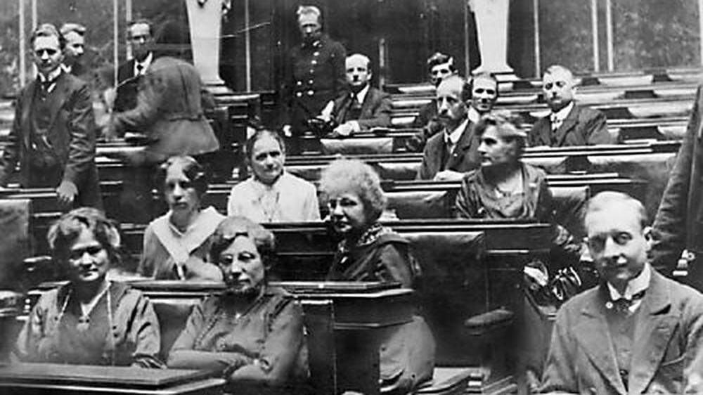Marie Tusch war 1919 eine der ersten acht Frauen im Parlament (dritte Reihe links)