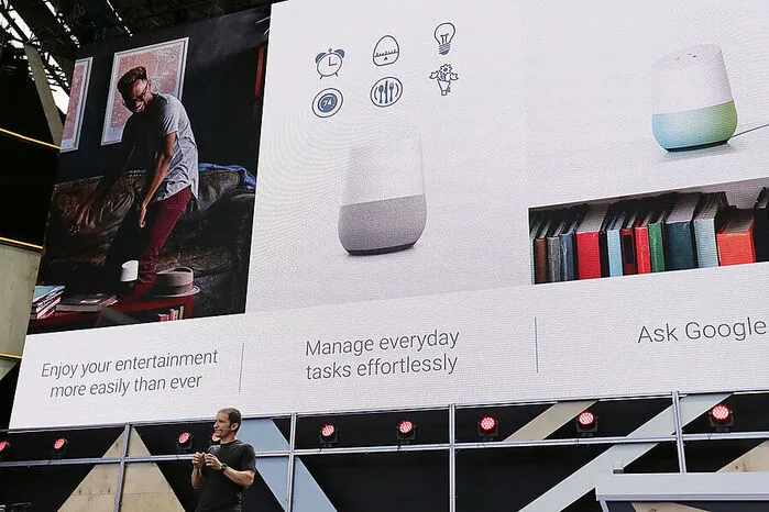 Wenig später präsentierte Google sein Konkurrenzprodukt. Der Lautsprecher Google Home soll mittels intelligenter Sprachsteuerung die Wünsche der Nutzer erfüllen. Mit Android 7 brachte Google auch das Assistenz-Programm "Ello" auf den Markt.