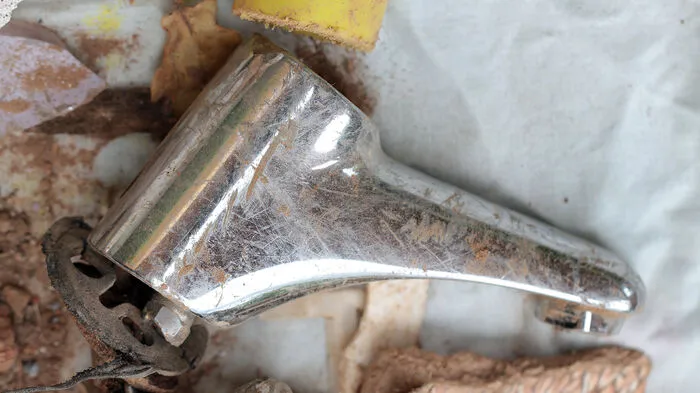 Neben zahlreichen Plastikteilen, konnten die Fürstenfelder Grünen auch einen Wasserhahn eingearbeitet in den Weg finden...