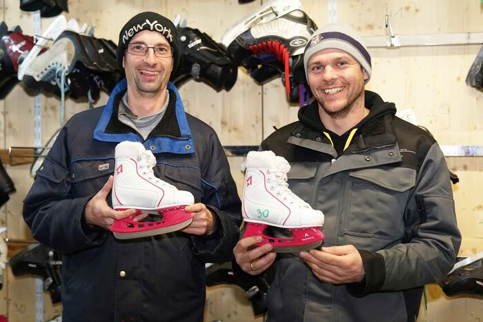 Die Eismeister hatten beim Schlittschuhverleih viel zu tun.