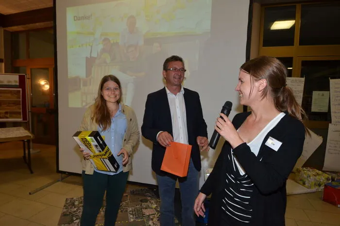 Bei der Schlussverlosung anlässlich der Ideen- und Ergebniss-Präsentation gewann Melanie Granig den Hauptpreis - ein Tablet. Aber noch viel mehr freut sie die starke Teilnahme der Bevölkerung, auch die Landschaftsplanerin hat mehrere Ideen eingebracht.