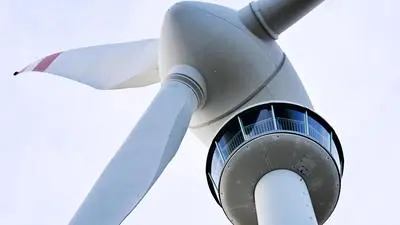 ABD0035_20250923 - BRUCK A.D. LEITHA - ÖSTERREICH: ++ THEMENBILD ++ Illustration zum Thema "Windpark / Windenergie / Windkraft /Windräder / Energie / Strom / Ökostrom / Verbund": Im Bild ein Windrad im Verbund-Windpark Bruck an der Leitha, aufgenommen am Montag, 22. September 2025. Im jährlichen Durchschnitt kann der Windpark mit einer Leistung von 9 MW an die 3.400 Haushalte mit Ökostrom versorgen. - FOTO: APA/HANS KLAUS TECHT