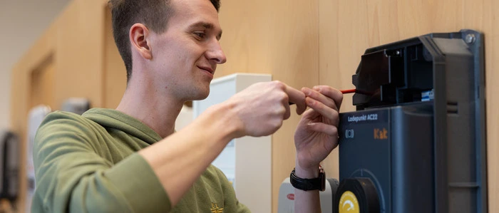 Bei seiner Lehre als Elektro- und Gebäudetechniker kümmert sich Lukas täglich um die Ladeinfrastruktur für Elektrofahrzeuge 