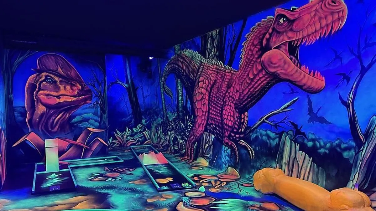 Ein Raum ist den Dinosauriern gewidmet, alle Bilder wurden freihändig gesprüht