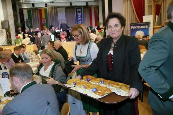 Doch nicht nur das Freibier wurde genossen, auch kulinarische Köstlichkeiten wie Käsespezialitäten und Laugenbrezen erfreuten die Gaumen der Besucher.