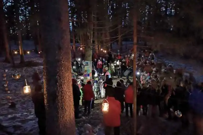 Endstation des "Schattseitner Christkindlweges" war im Wald.