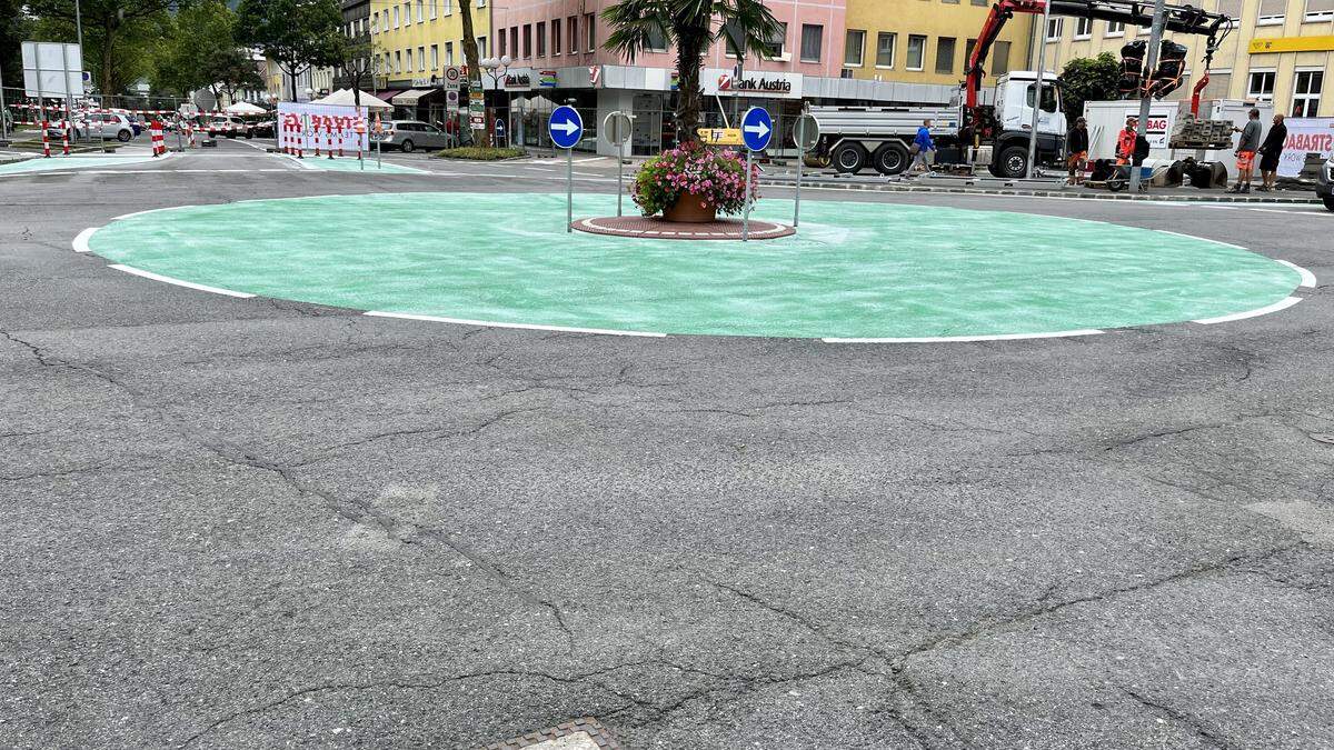 Am Egarterplatz in Spittal ist der Mini-Kreisverkehrbau mit den Querungshilfen bereits in der Endphase