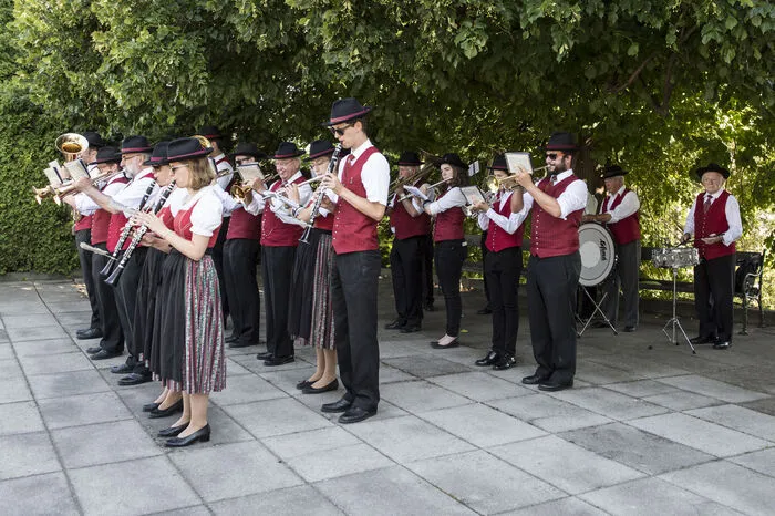 Zur Einstimmung musizierte die Musikkapelle Mariatrostauf dem Vorplatz des Gebäudes