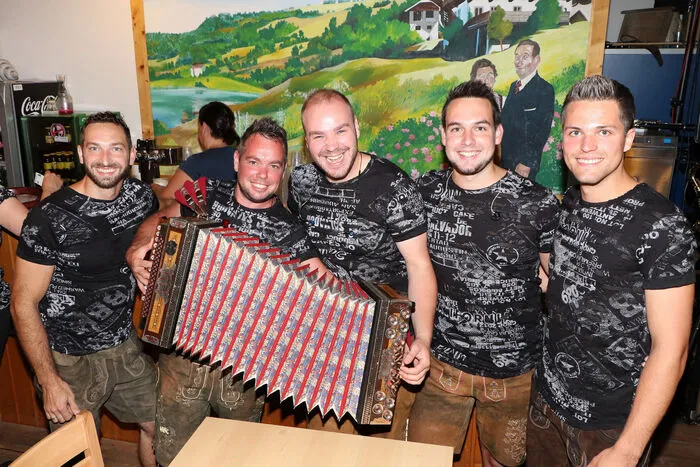 Für die Stimmung und gute Laune im bis auf den letzten Platz belegten Saal, sorgte die „VOLTE“ Hauskapelle die „Malzbratla“ am Foto von Links: Valentin Stubinger jun., Markus Kogler, Rok Ruprecht, Martin Gönitzer und Josef Laußegger.  
