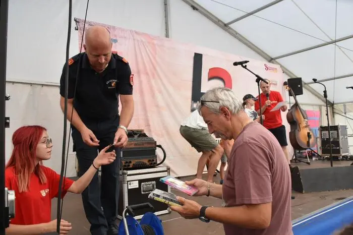 Im Anschluss konnte Feuerwehrkommandant Bernd Unger hunderte Besucher zum Frühschoppen mit „Ligist 3“ begrüßen.